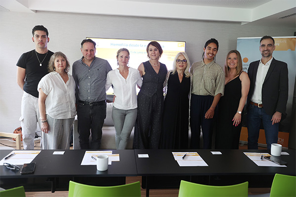 Foto familia del debate con el experto sobre hemofilia. De izquierda a derecha: Toni Ferragut, Mariana Canaro, Antonio Palomero, Icíar Martínez, Lourdes Miguel, Ángela Canavas, Fabio Blasco y Sergio Álvarez.