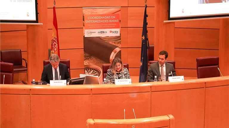 Rubén Moreno (moderador), María Dolores Flores (vicepresidenta segunda de la comision de sanidad) y Román Latorre (Sobi)